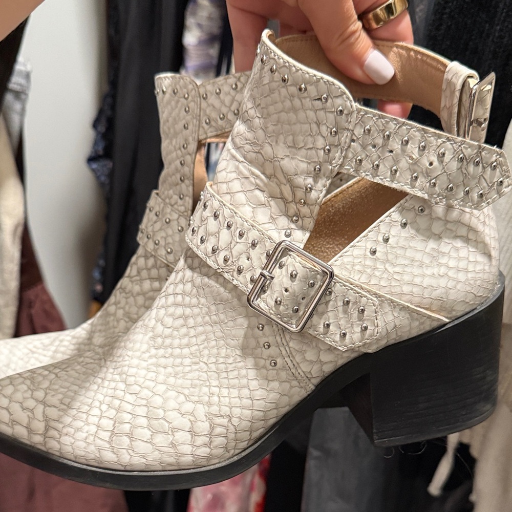 Steve Madden White Textured Heeled Boots
